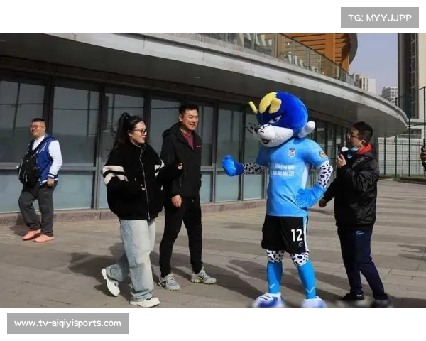 冠军杯赛现场文化展示，小球迷与吉祥物互动合影